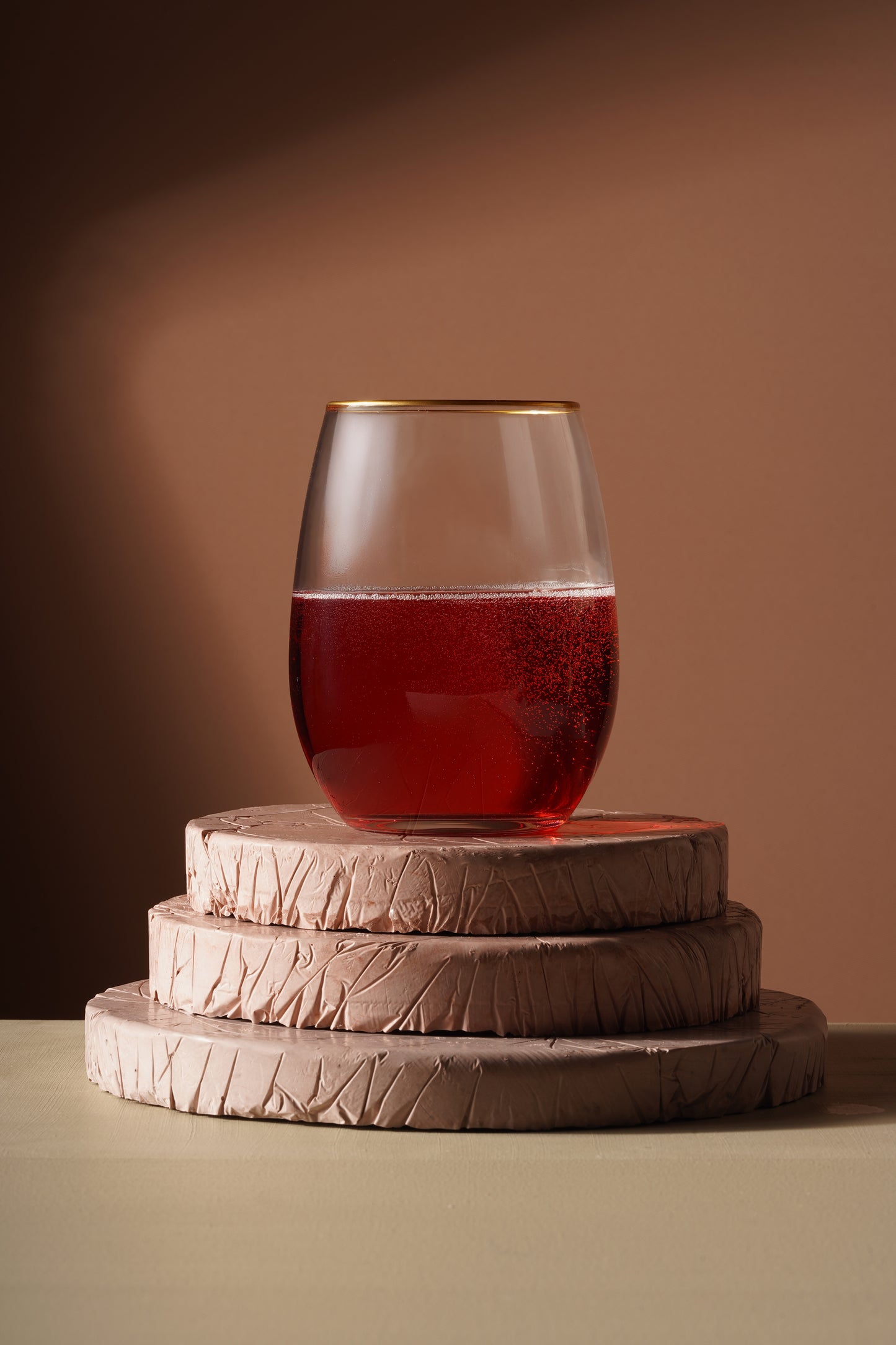 AMBER 6'LI ŞARAP BARDAĞI 570CC 420725 gold rim